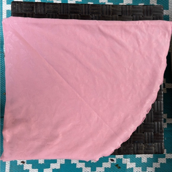 60” Vintage Round Pink Damask Tablecloth w/a Subtle Rose Pattern. - Picture 5 of 9